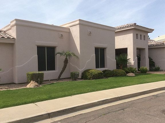 3rd image of 1442 N Cliffside Dr