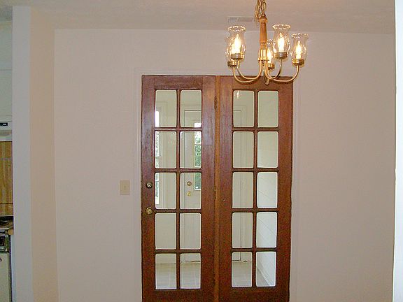 3rd image of 1043 Jeanette Ln