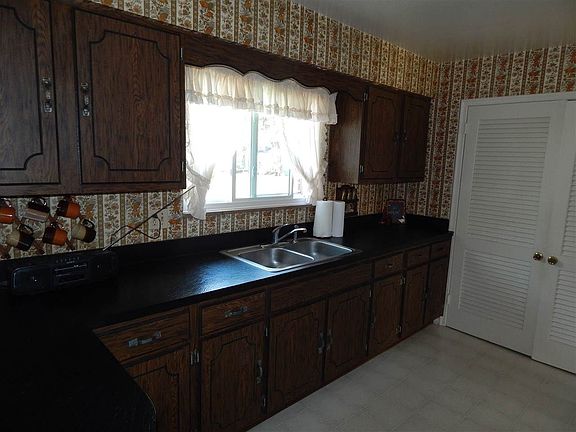 4th image of 9120 Clover Dr