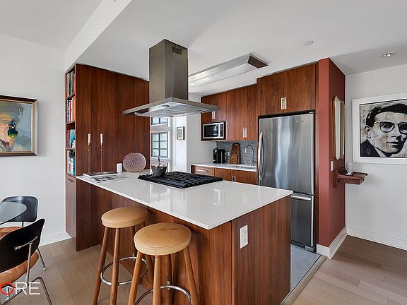 4th image of 500 W 30th St APT 9N