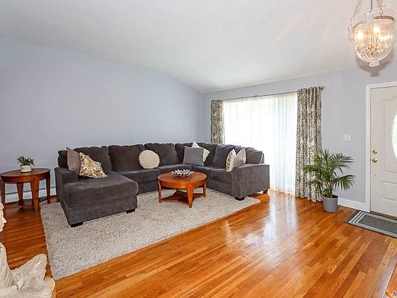 2nd image of 11 Frankie Ln
