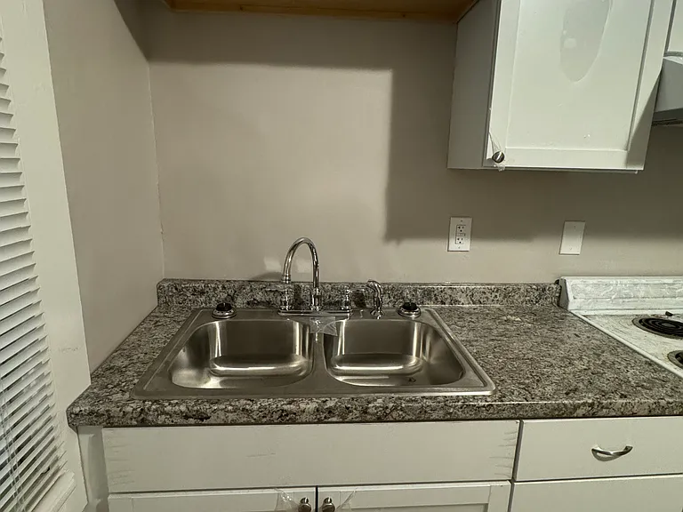 1817 Whitehall St #2R — Photo 2