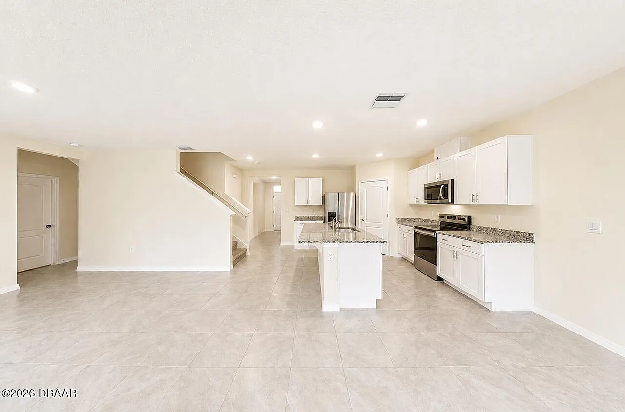 5 bed, 3.0 bath, 2601 sqft, $2,850 — Photo 2