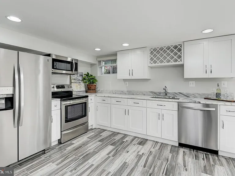 909 Delafield Pl NW #B — Photo 2