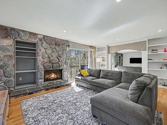 5th image of 220 Lyn Anne Ct