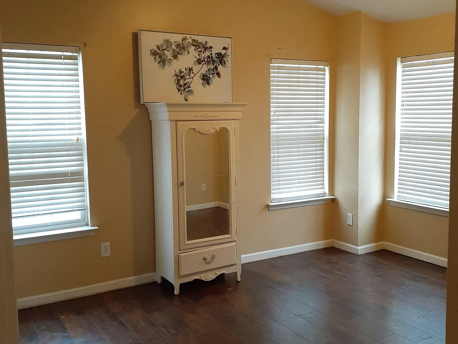 4 bed, 2.5 bath, 2340 sqft, $1,633 — Photo 2