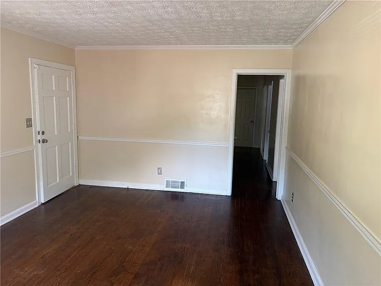 2064 Montrose Dr — Photo 4