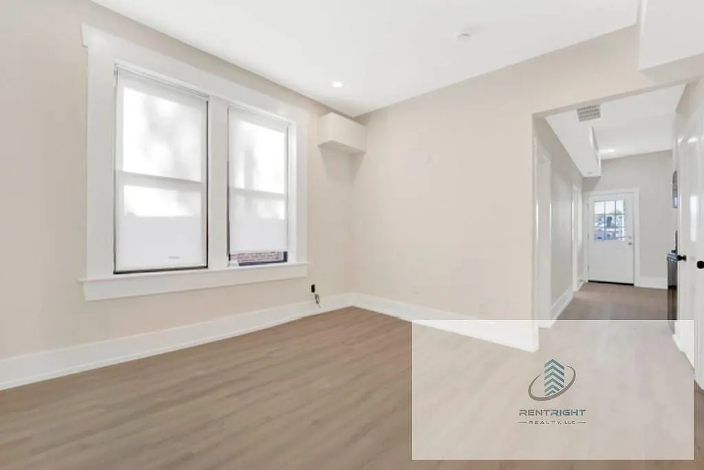 944 N Damen Ave — Photo 4