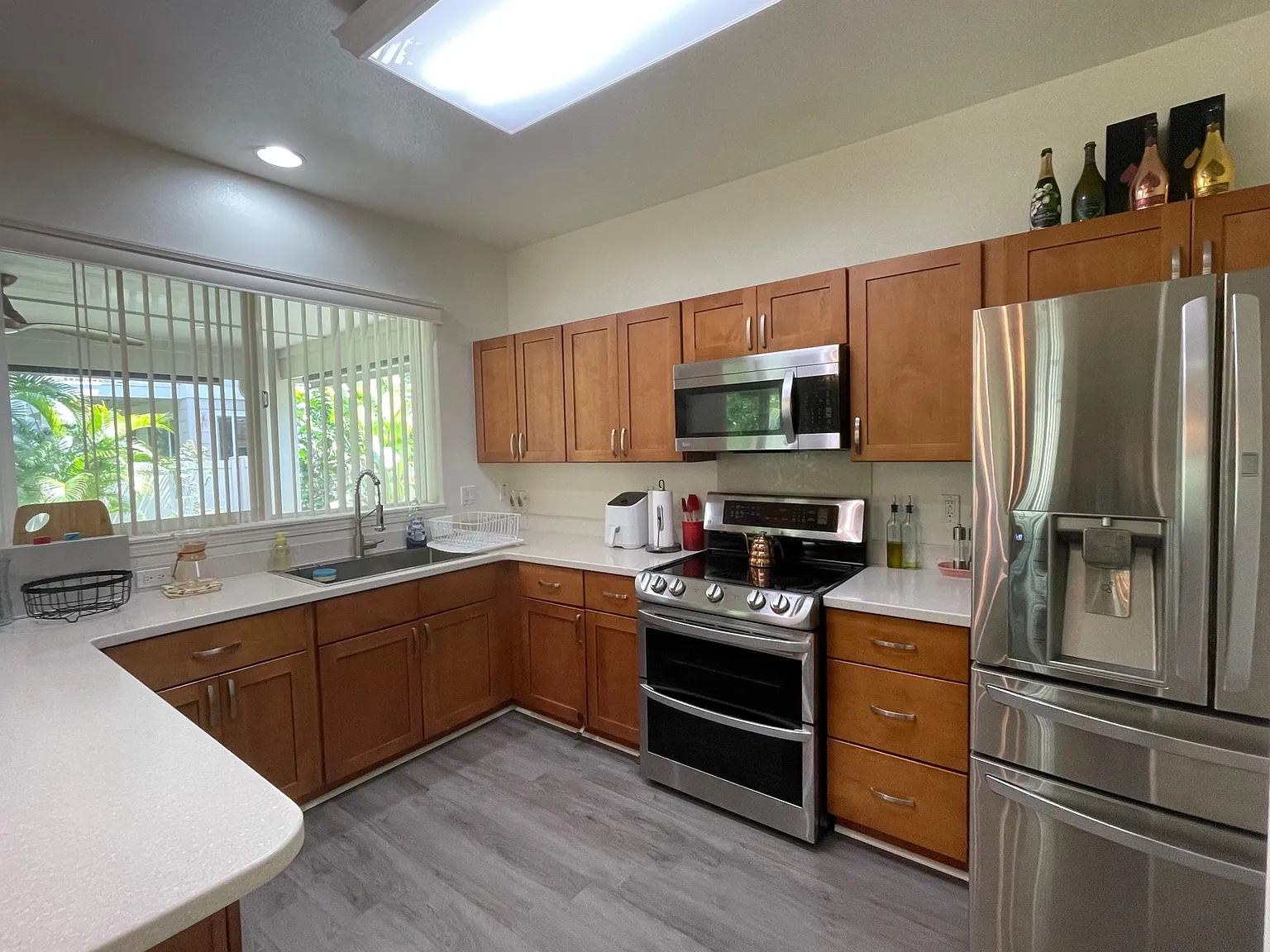 3 bed, 2.5 bath, 1705 sqft, $4,300 — Photo 2