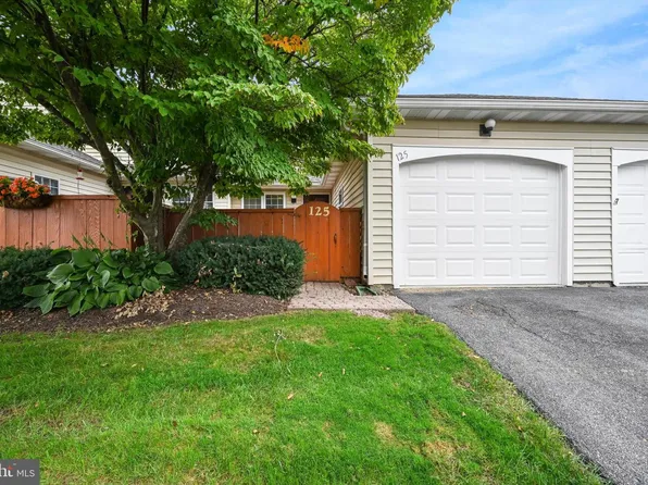 125 Treetops Dr, Lancaster, PA 17601