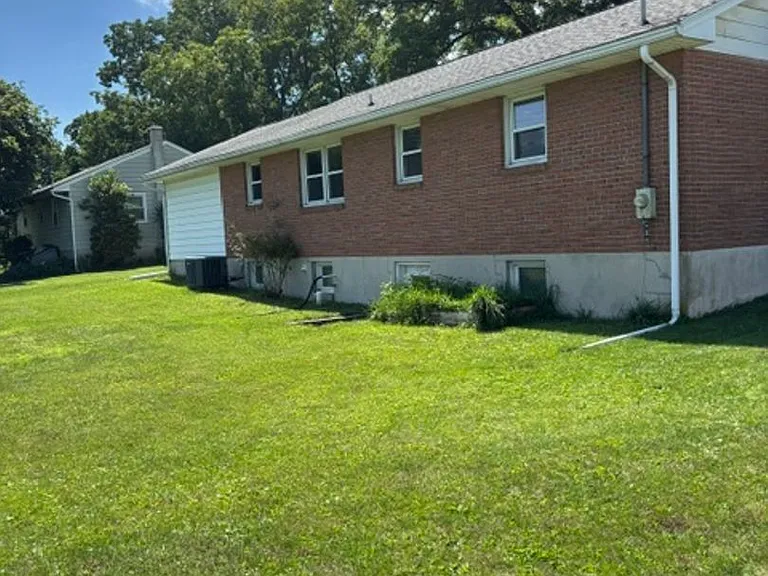 34 Locust Ln — Photo 2
