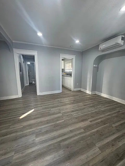 Building Photo - 636 W 75th St #1/2