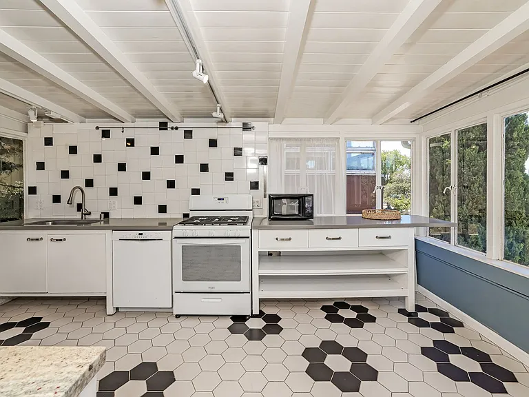 2238 Lakeshore Ave — Photo 10
