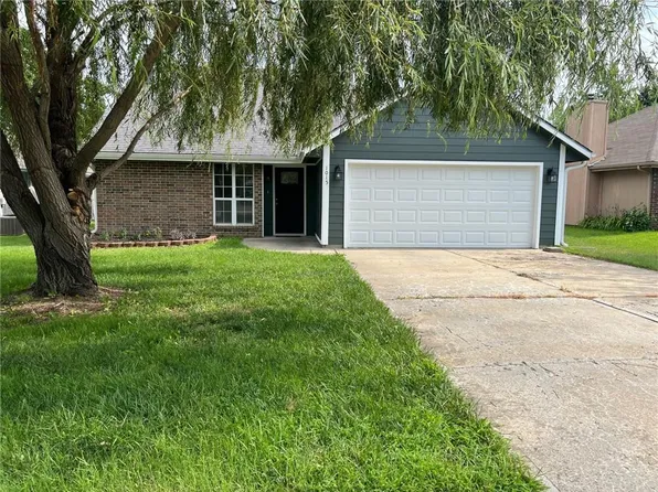 1015 Bedford Dr, Warrensburg, MO 64093