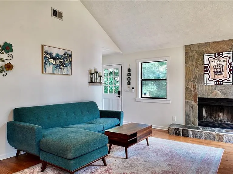 947 Lake Dr — Photo 1