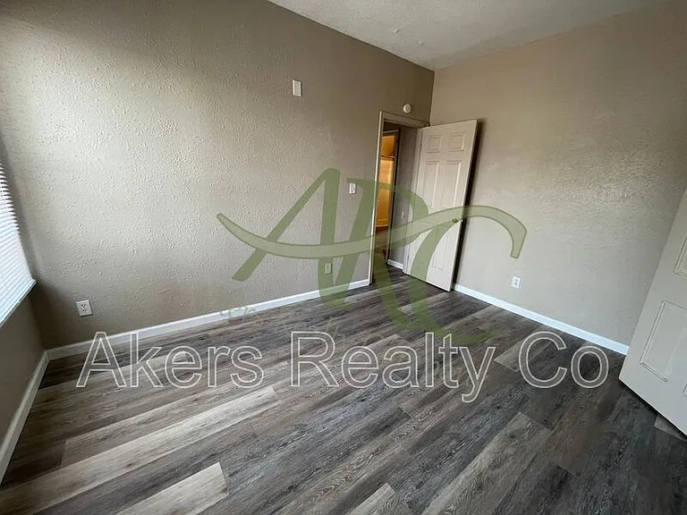 511 W 12th St #D — Photo 7