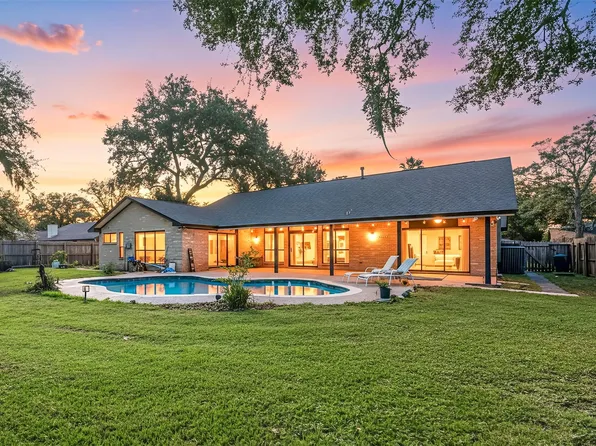 303 Narcissus St, Lake Jackson, TX 77566