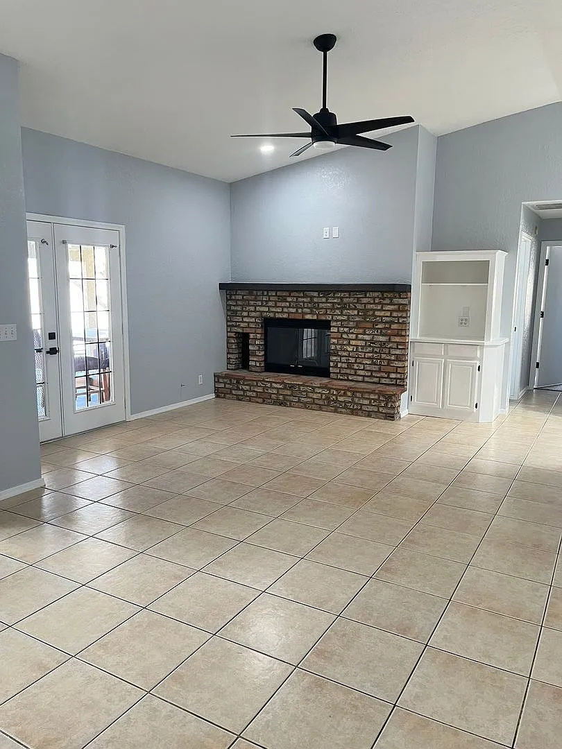 Remodeled 3 Bedroom 2 Bathroom Home — Photo 2