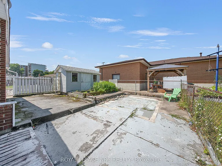 35 Eugene St — Photo 39