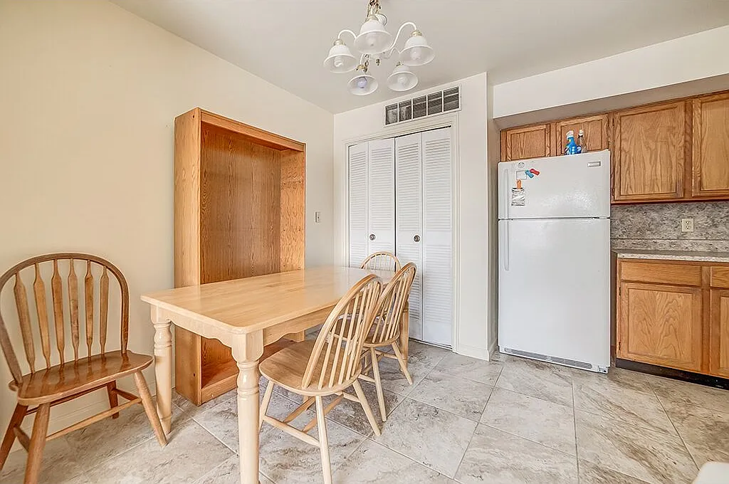 2 bed, 975 sqft, $499 — Photo 2