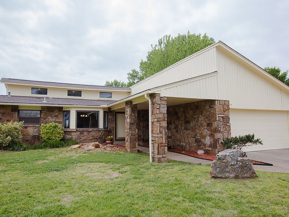 Nicely updated single story corner bungalow in Union Schools!