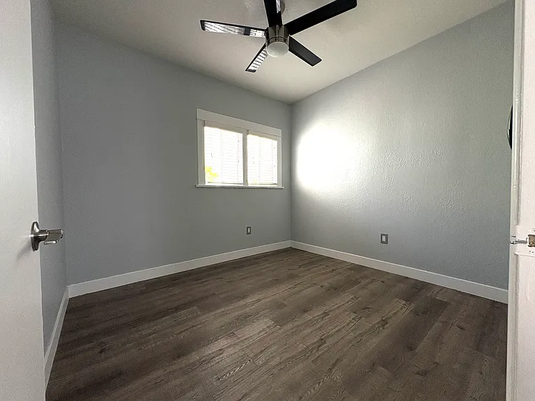 729 Lime Ave #6 — Photo 8
