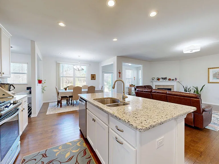 2901 Dillon Dr — Photo 2