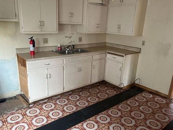 4th image of 7213-7215 W Hampton Ave