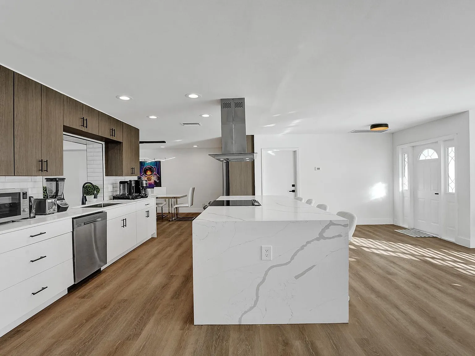 4 bed, 2.0 bath, 2214 sqft, $7,300 — Photo 3