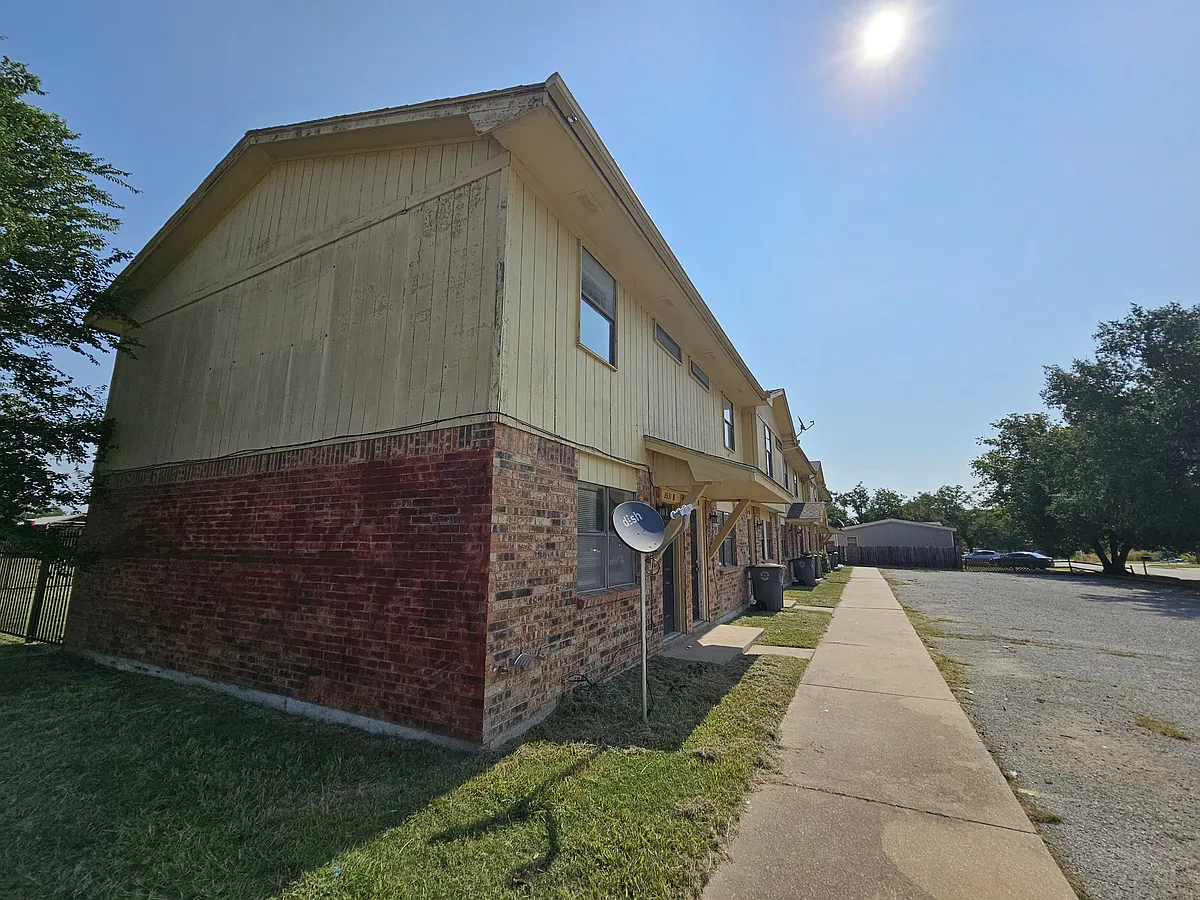 Building Photo - 2631 SW H Ave #A