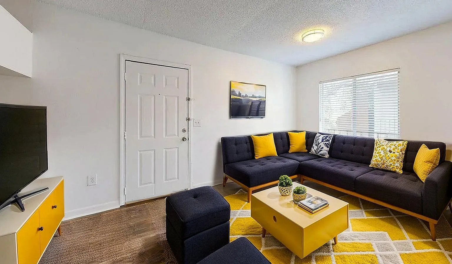 Uptown Palms Apartments — Photo 1