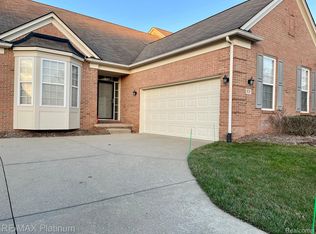 824 E Knolls Landing Dr N, Milford, MI 48381