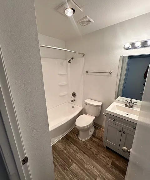 2b2b-Main Bathroom