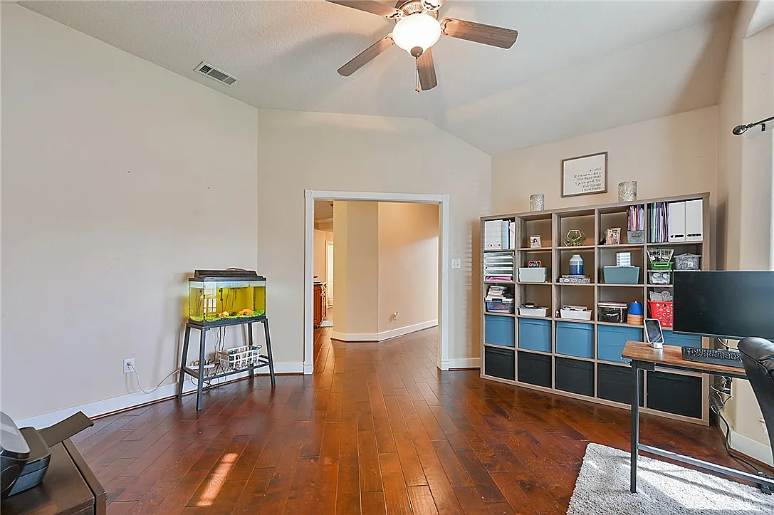 3 bed, 1729 sqft, $2,200 — Photo 4