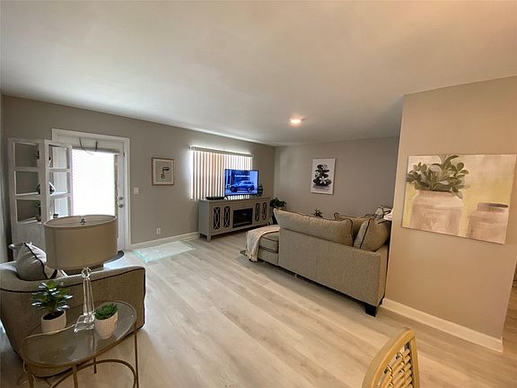 2nd image of 422 Brittany I #422