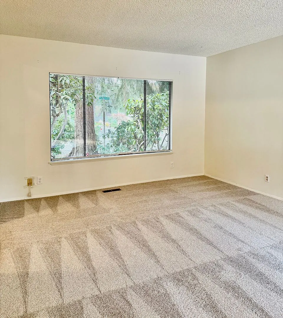 4 Bed / 2.5 Bath Finn Hill home in Kirkland $3,695/month — Photo 3