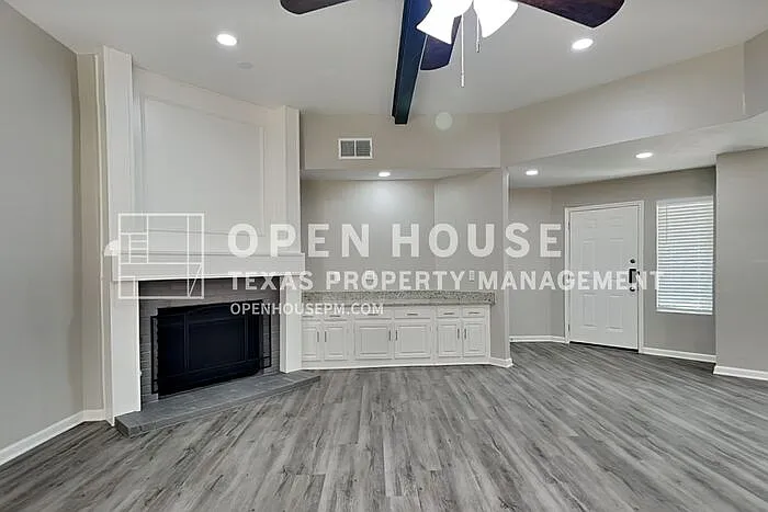 3 bed, 2.5 bath, 2076 sqft, $2,045 — Photo 4