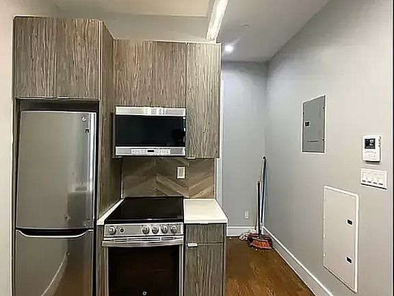 3rd image of 104 Linden Blvd #4R