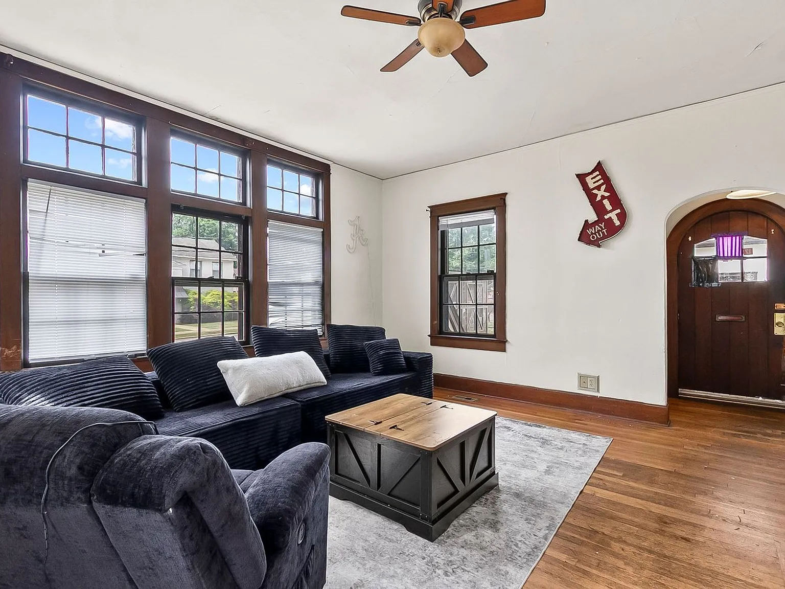 1304 Riverside Dr — Photo 3