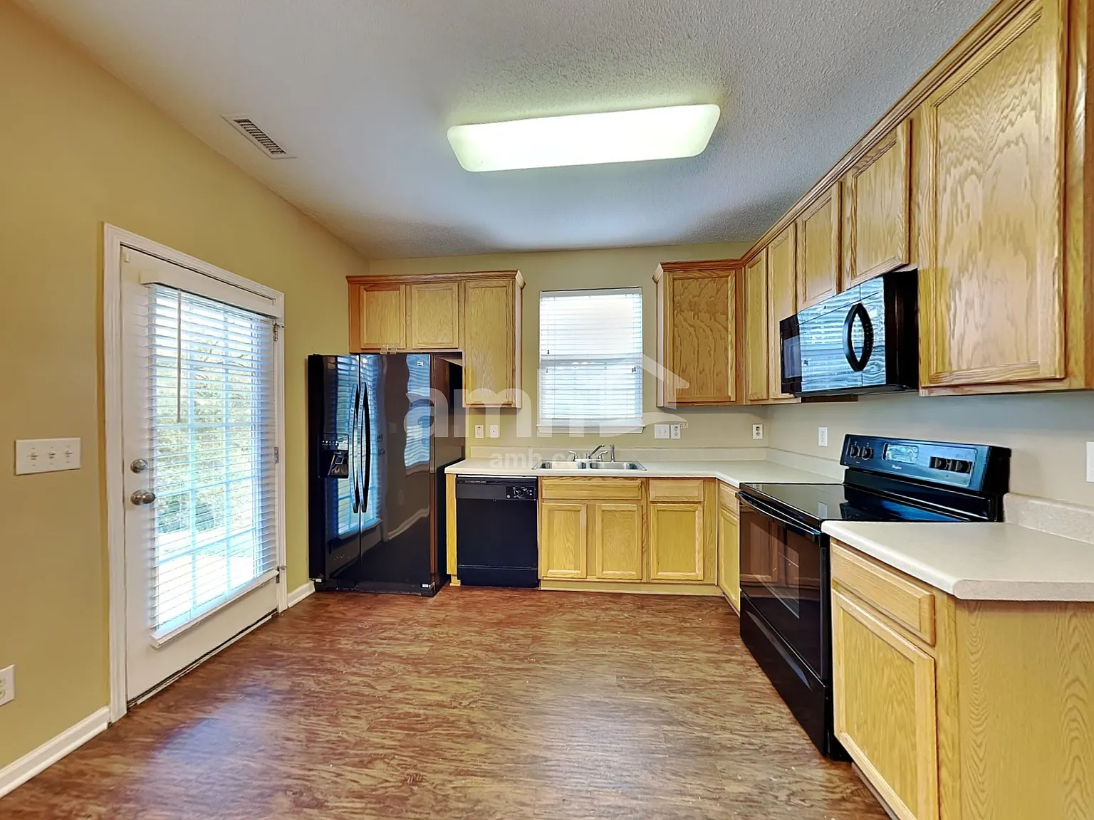 3 bed, 2.5 bath, 1976 sqft, $2,005 — Photo 3