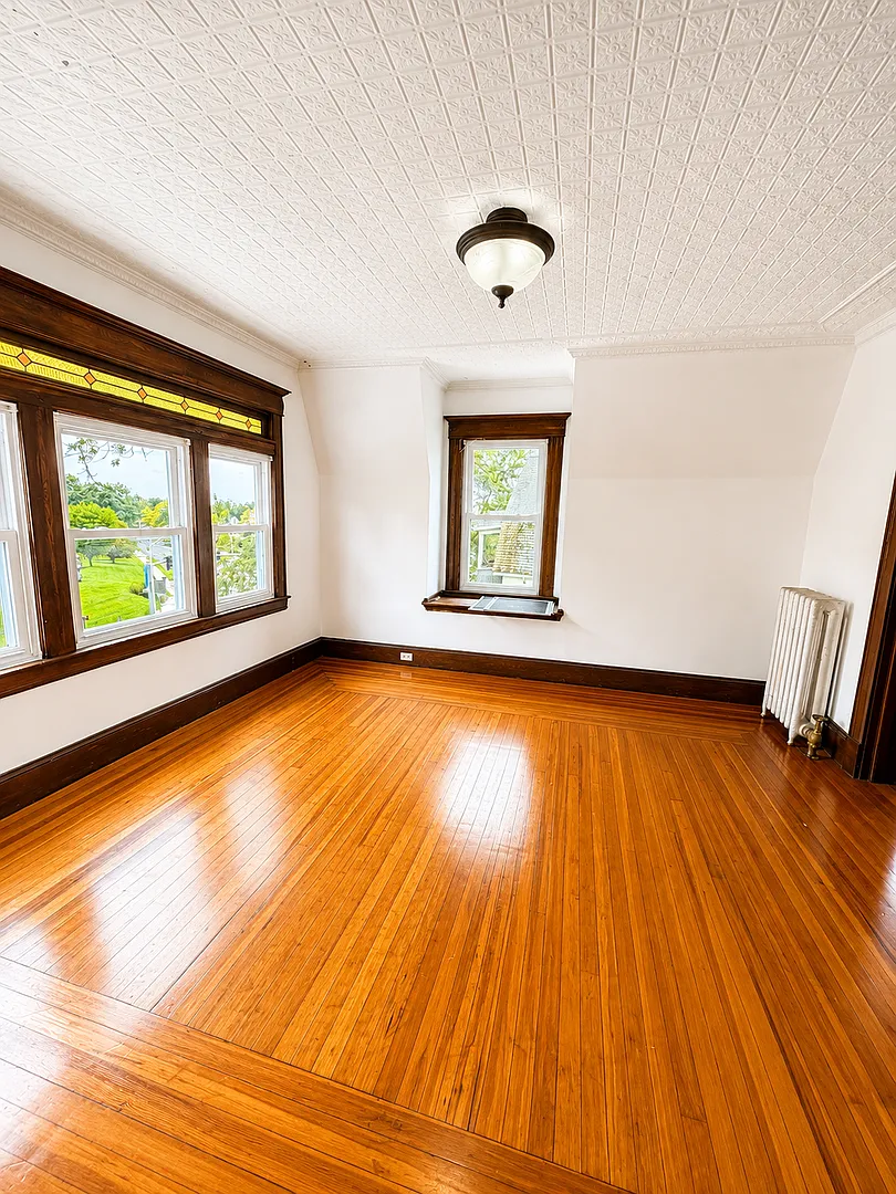 Large Multi Family Home — Photo 2