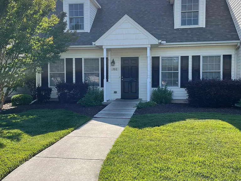 406 Lindenhurst Ct — Photo 2