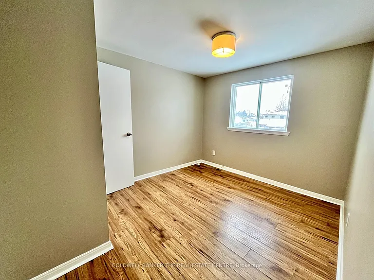 11 Chaucer Cres — Photo 8