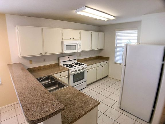 3rd image of 605 Carlos Julio Ave