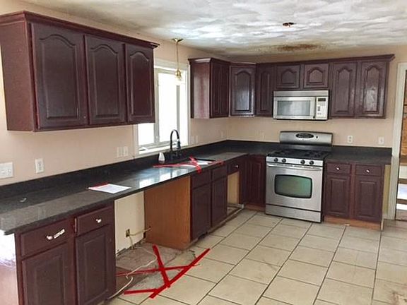 5th image of 805 Westford St