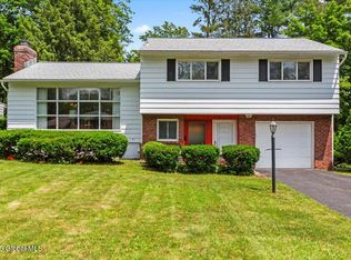 15 Greenock Rd, Delmar, NY 12054