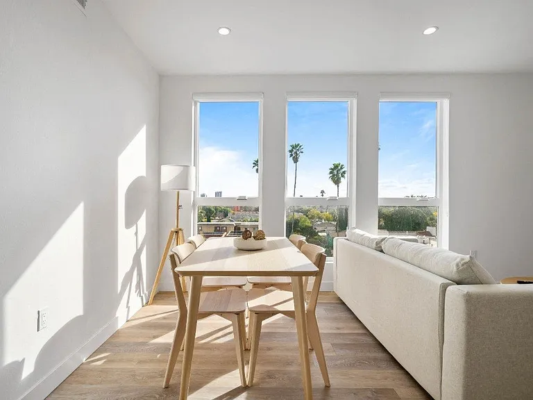 4804 Oakwood Digitally Staged Dining Area