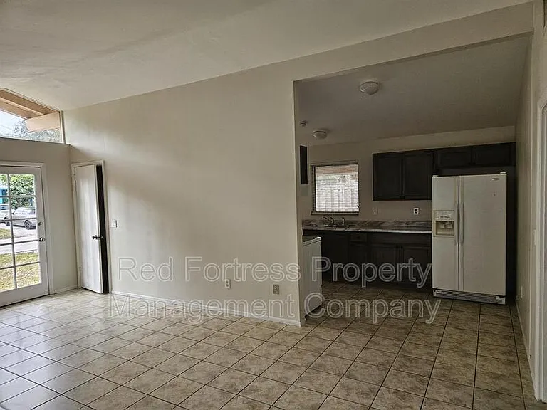 1635 Newport Ct — Photo 4