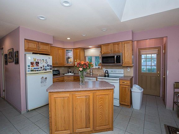 3rd image of 63 Brookhaven Dr