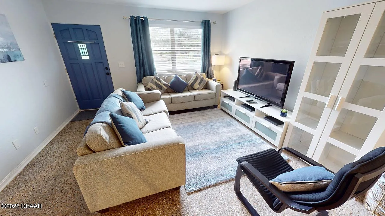 3 bed, 1.5 bath, 1066 sqft, $2,100 — Photo 3